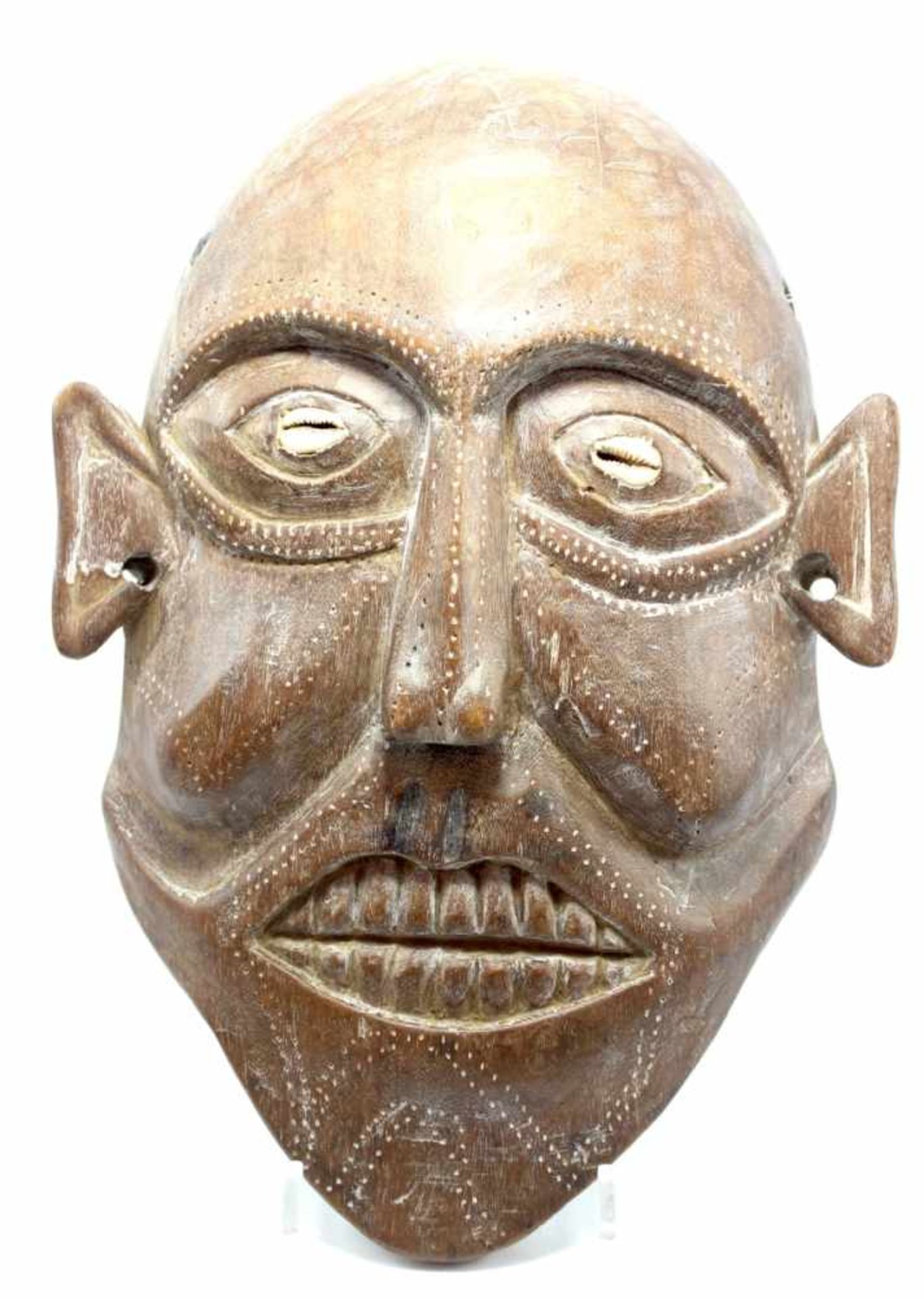 Maske - wohl Nagaland Indien braunes Holz, Augen mit Muscheln verziert, Mund mit Zähnen,