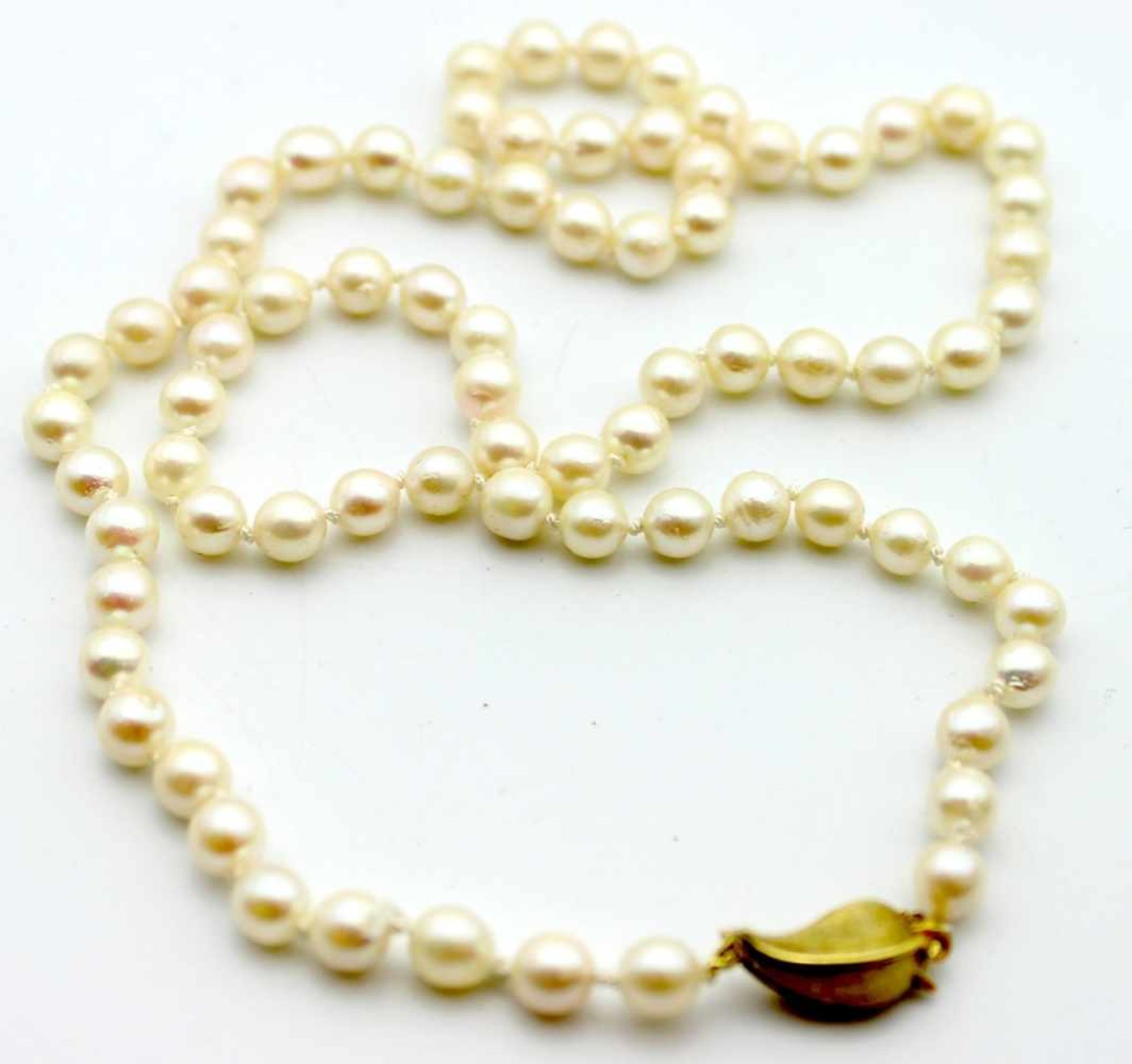 Zuchtperlenkette mit 75 kleinen Perlen mit gold. Blattverschluß gest. 925, Länge ca. 53 cm