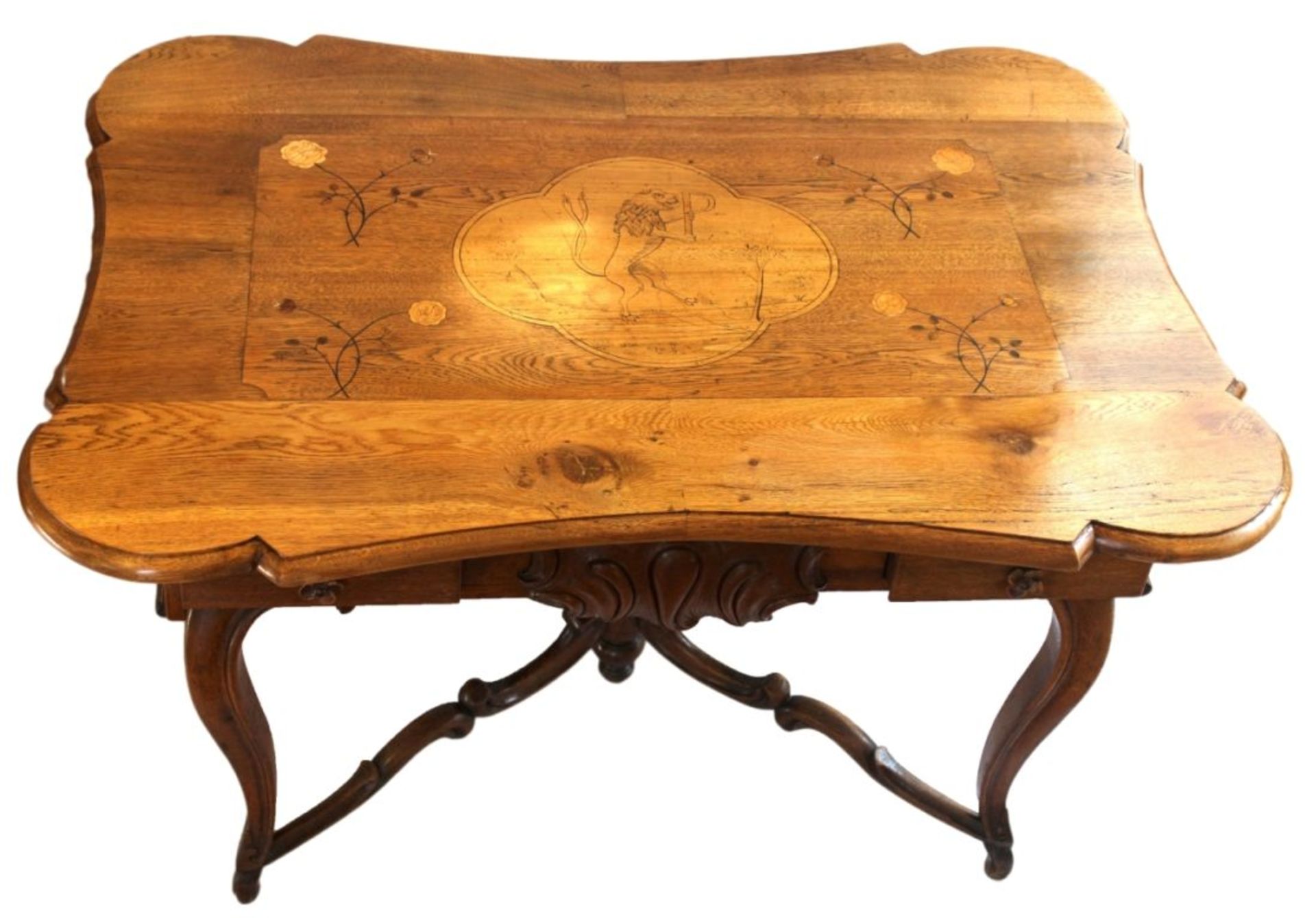 Tisch - 18.Jahrhundert und später Eiche, geschweifte Platte, intarsiert mit stehendem Löwen (P)