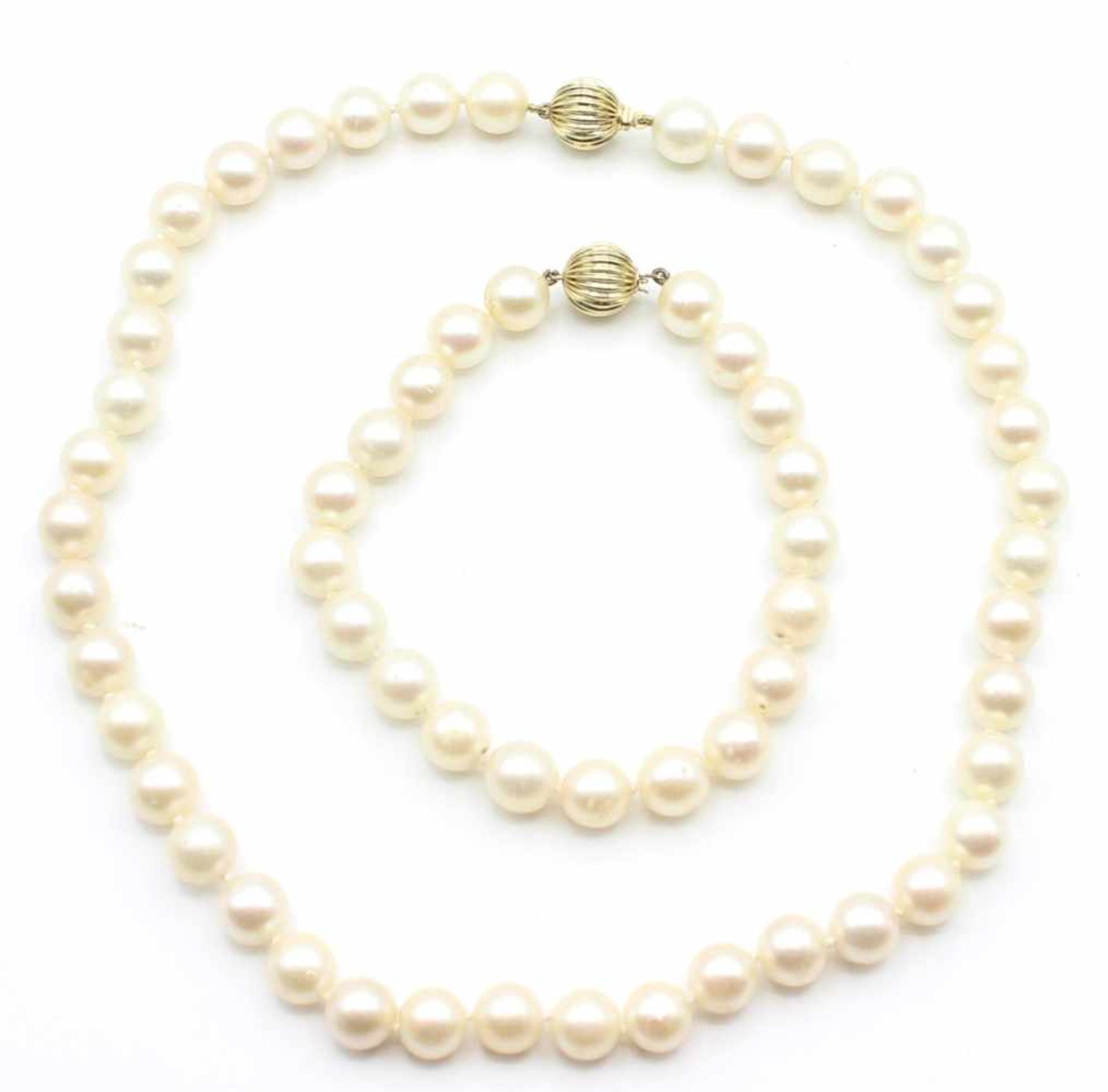 Schmuckset bestehend aus: Zuchtperlenkette mit 41 Perlen, Marke IKa, Gelbgold gest. 585, d.= 8,5-9,9