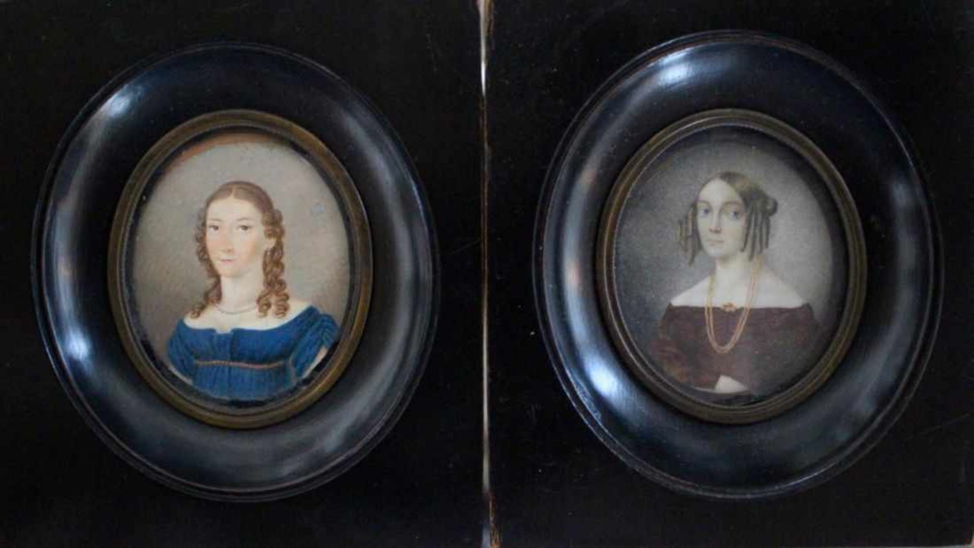 Paar Miniaturen aus dem 19.Jahrhundert "Damenbildnis", unsigniert, Maße ca. 6x5 cm, Rahmen, 2 Stück