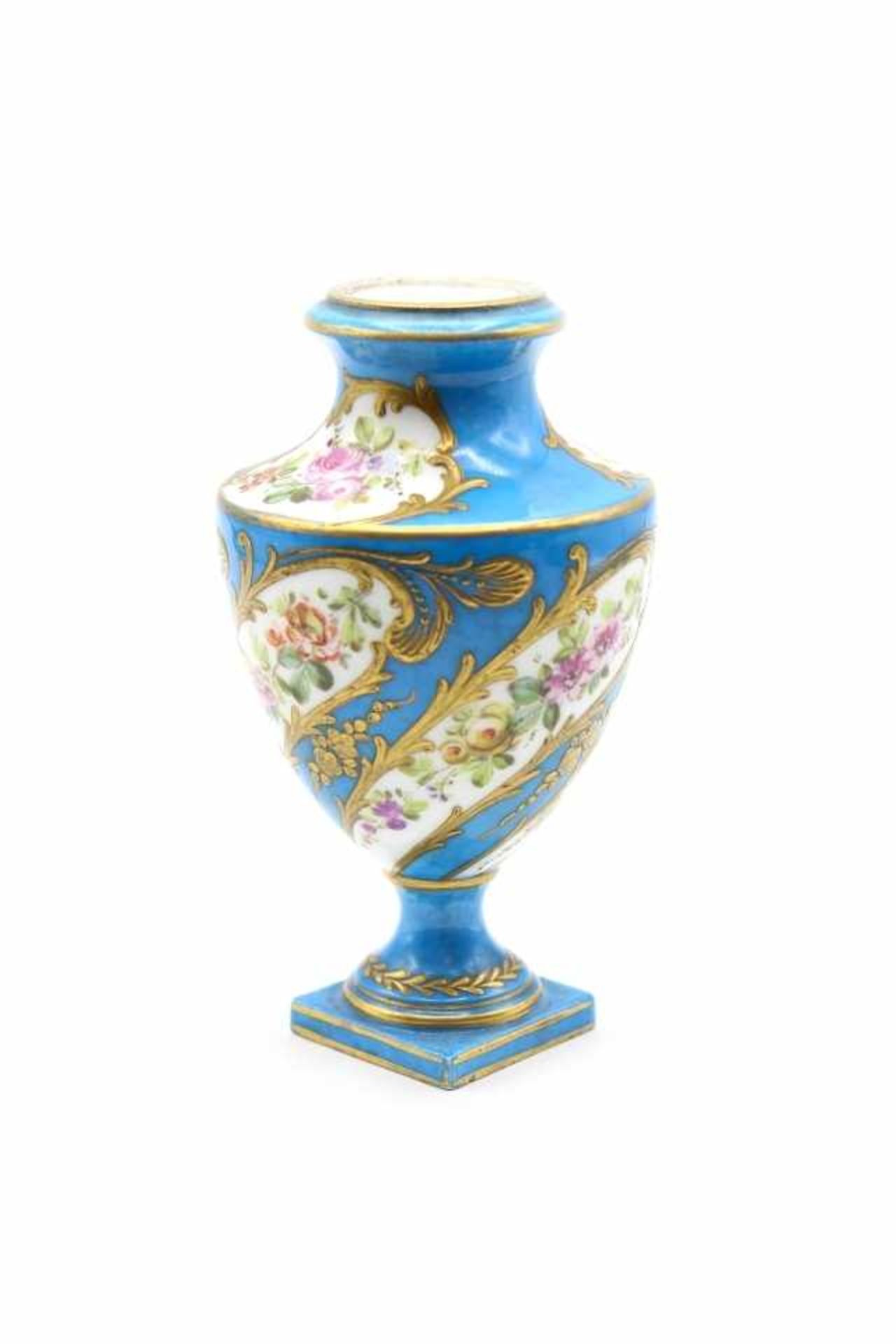 Kleine Vase - 19./20.Jahrhundert blaue Sevres-Marke, weißes Porzellan, floral bemalt,