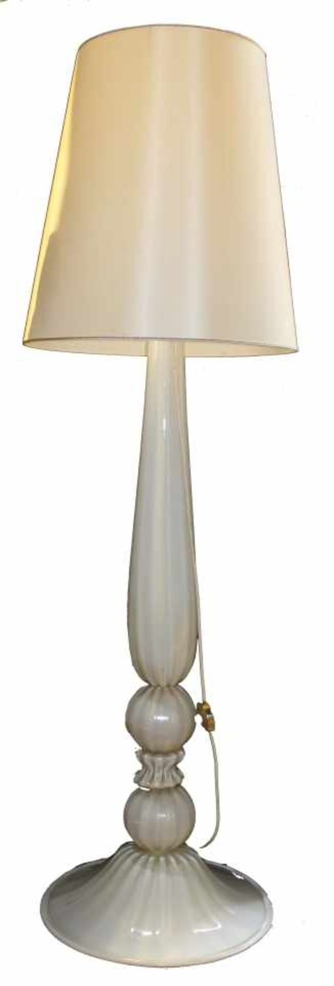 Große Stehlampe - wohl Italien um 1950/60 in der Art von Barovier und Toso, milchiges Glas mit