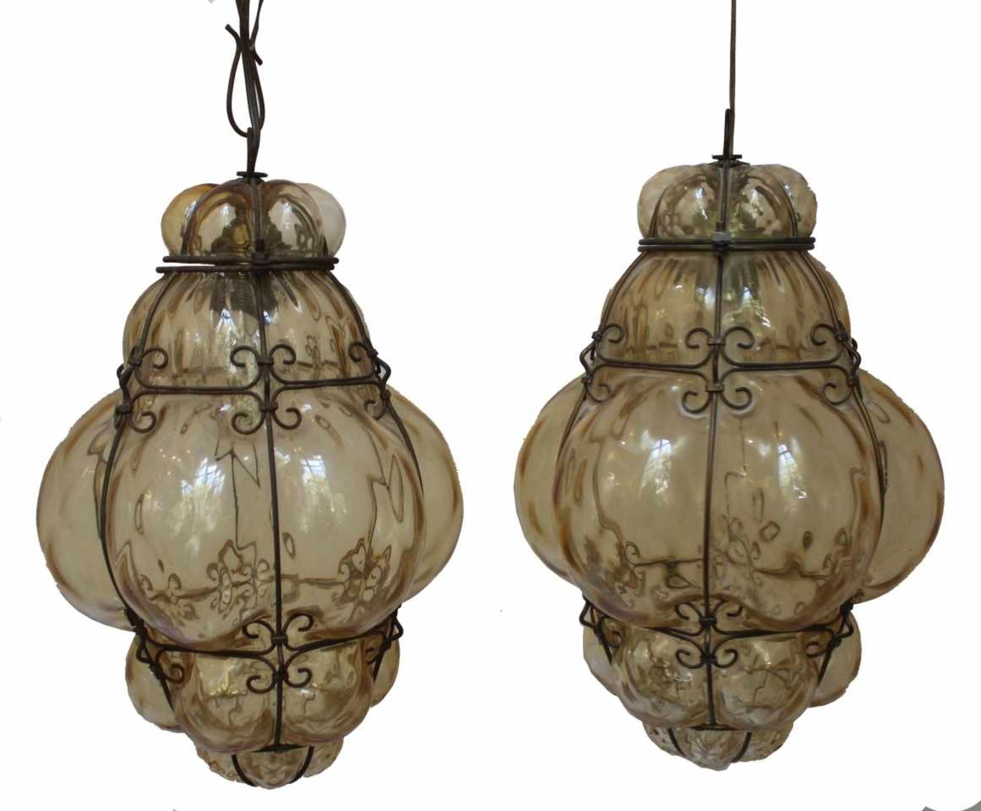 Paar venezianische Laternen wohl Murano, Glasballon mit filigraner Messingeinfassung, Korpus Höhe