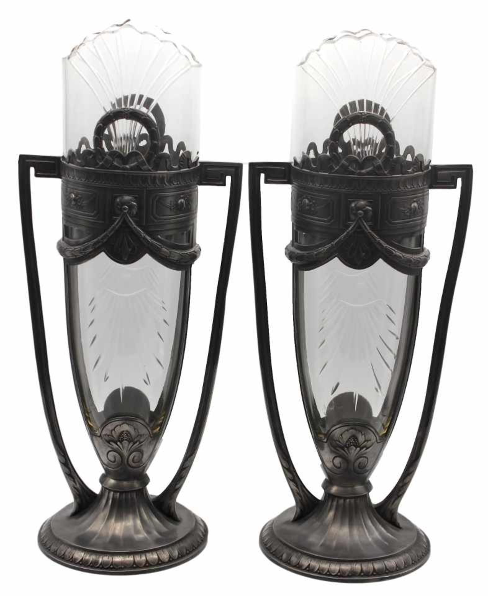 Paar Vasen - in der Art des Jugendstils Zinn, unleserlich gemarkt, Nr. 4513, farbloser Glaseinsatz