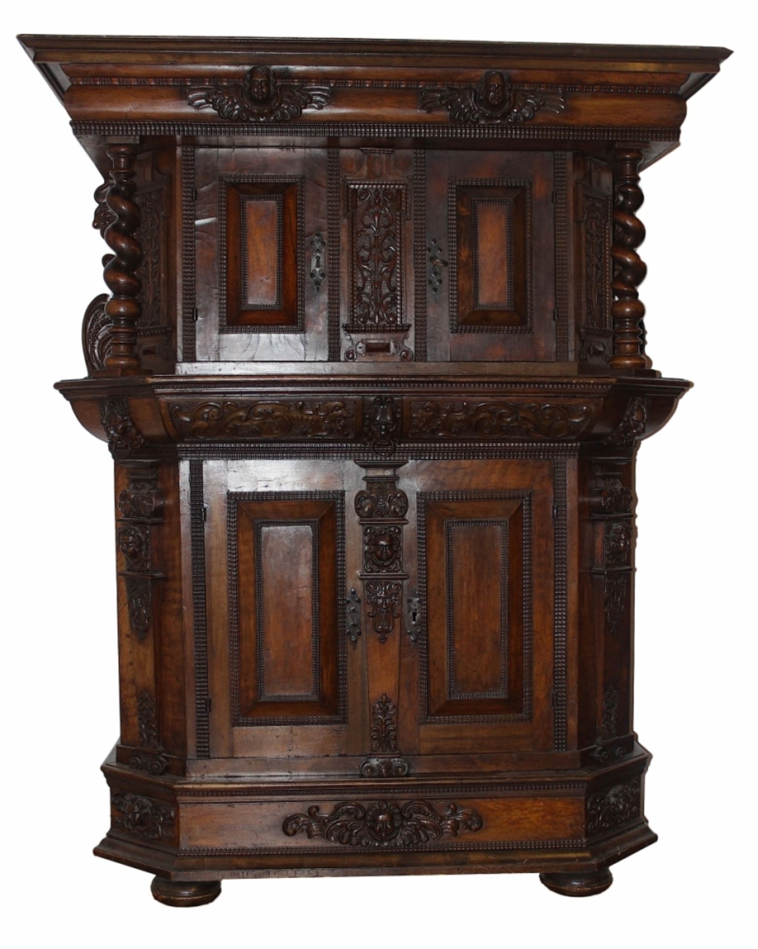 Schrank im Renaissance - Stil, wohl deutsch 19.Jahrhundert Nußbaum/Eiche, 4-tüirg kassettiert, reich