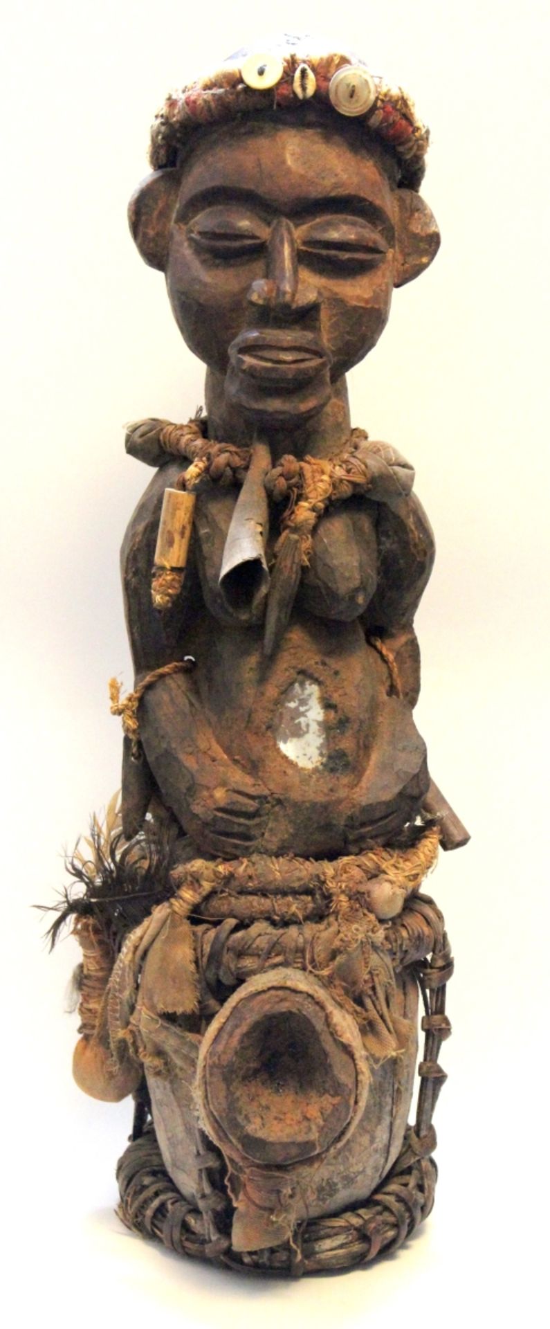 Afrikafigur wohl Fetischfigur/Voodoo, Holz reich verziert mit Bast, Stoff, Glas, Knochen und