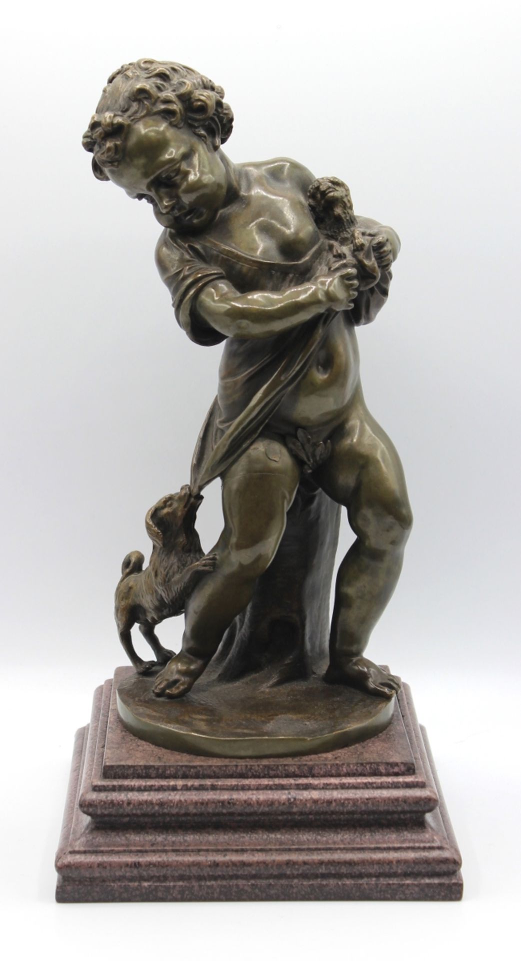 Figur - nach Claude Michel Clodion (1738 Nancy - 1814 Paris) "Knabe mit zwei Hunden", unsigniert,
