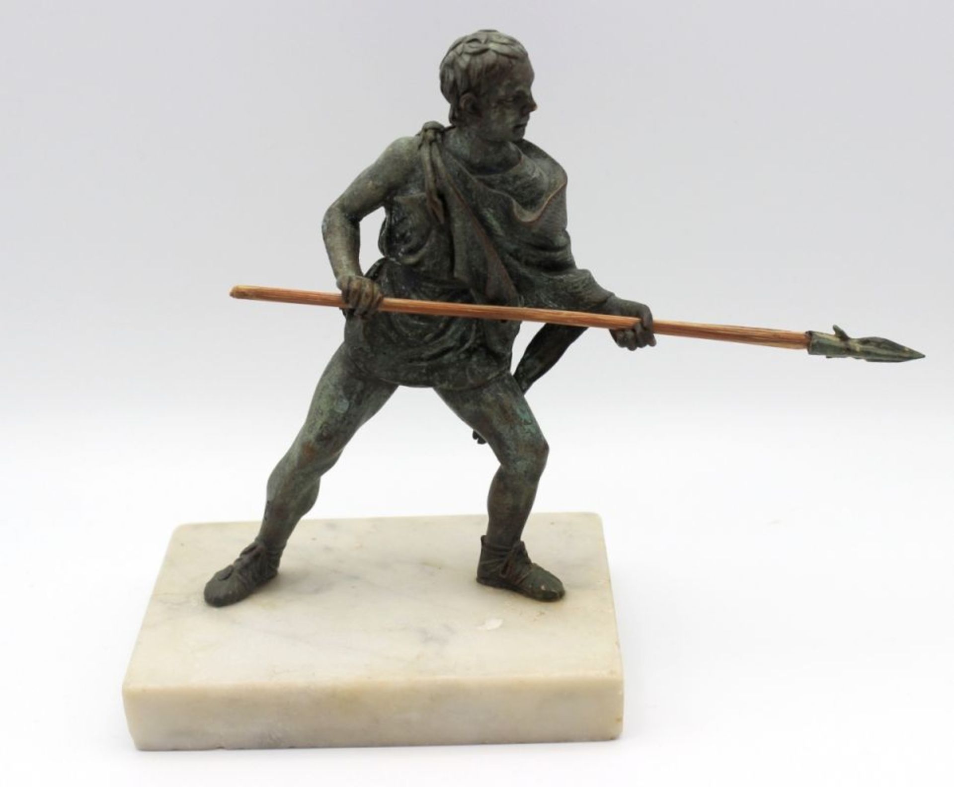 Figur - wohl Italien um 1900 "Krieger mit Lanze", Bronze, Montierung auf rechteckigem Steinsockel,