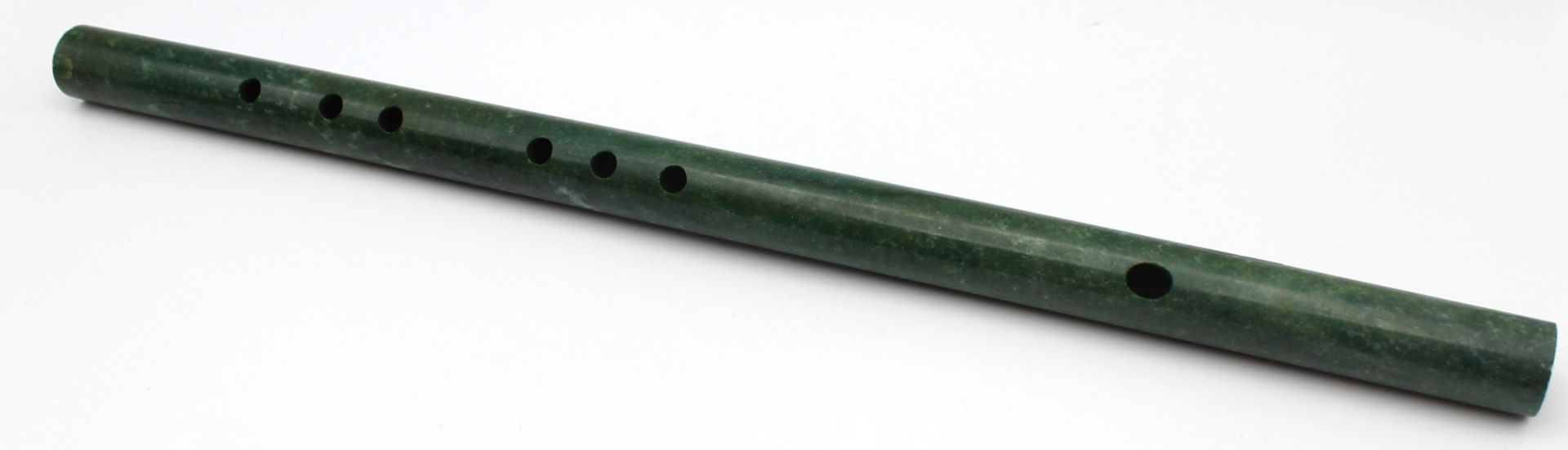 Musikinstrument - wohl China Flöte, Jade, Länge ca. 38,5 cm- - -25.00 % buyer's premium on the