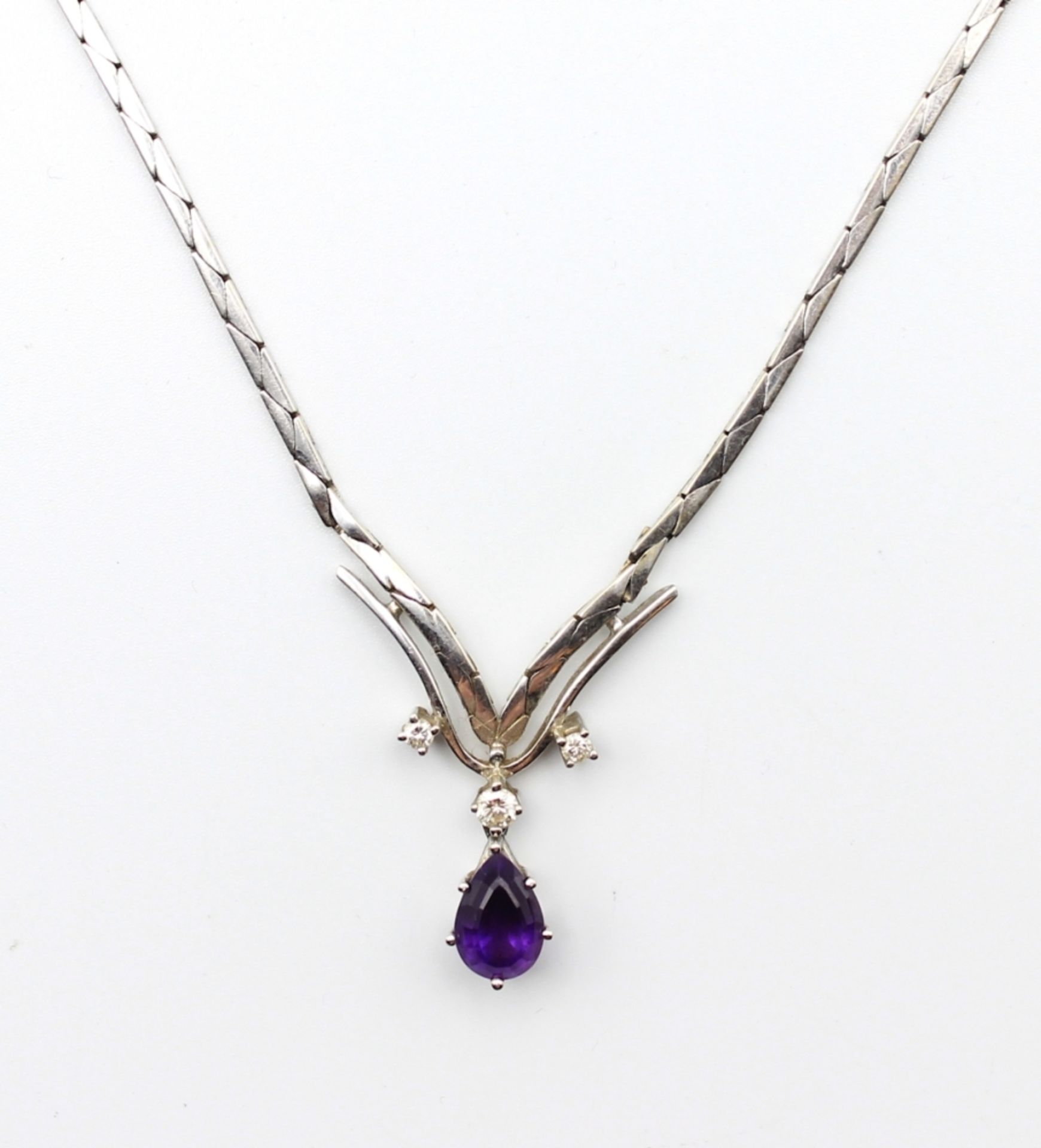 Goldenes Collier - Weißgold gest. 585 verziert mit Amethysttropfen und 3 kl. Brillanten, Länge ca.