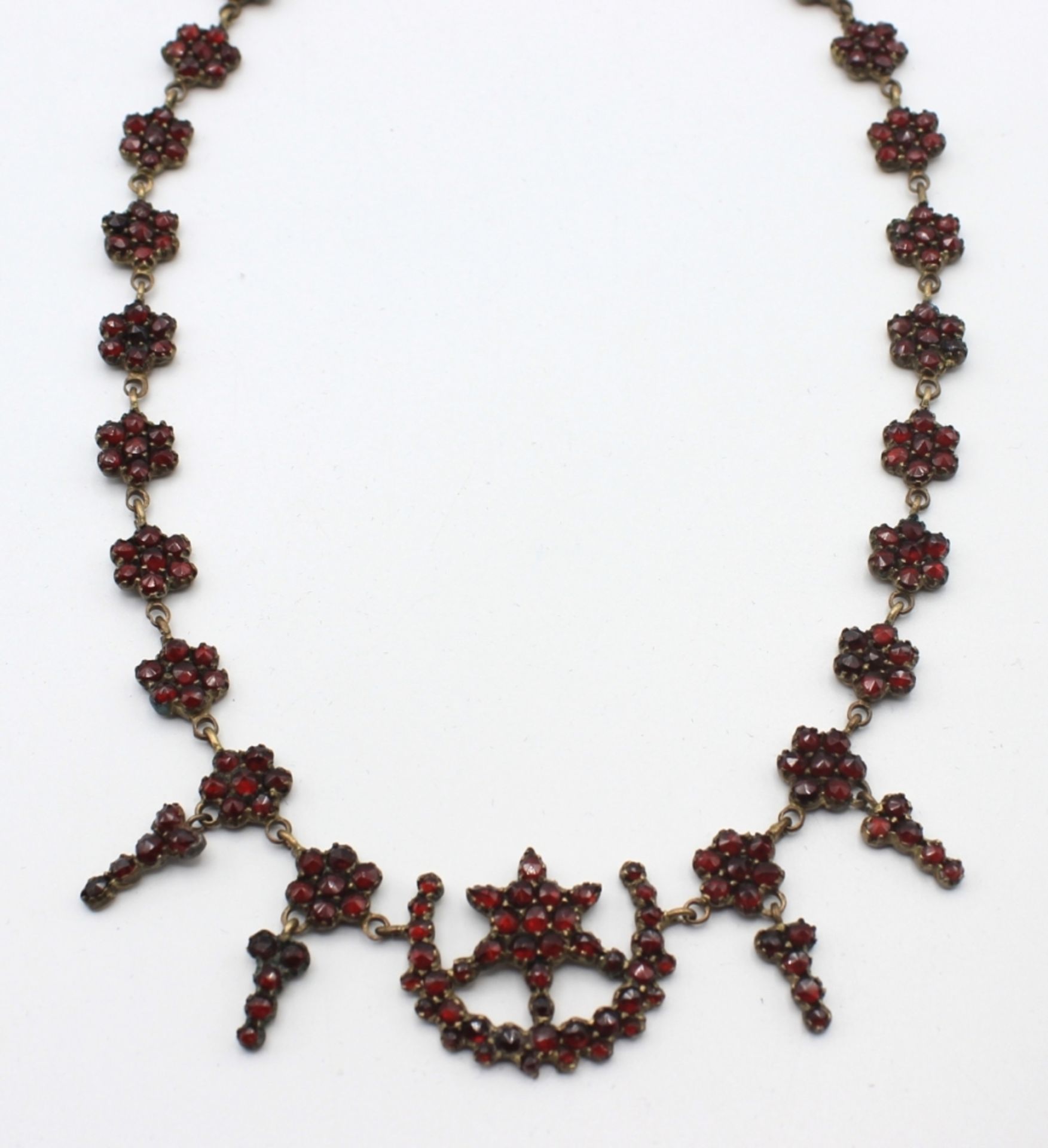 Granatcollier - 19.Jahrhundert Tombak, mit Blütenbesatz, Mittelteil mit Stein und Halbmond, Länge