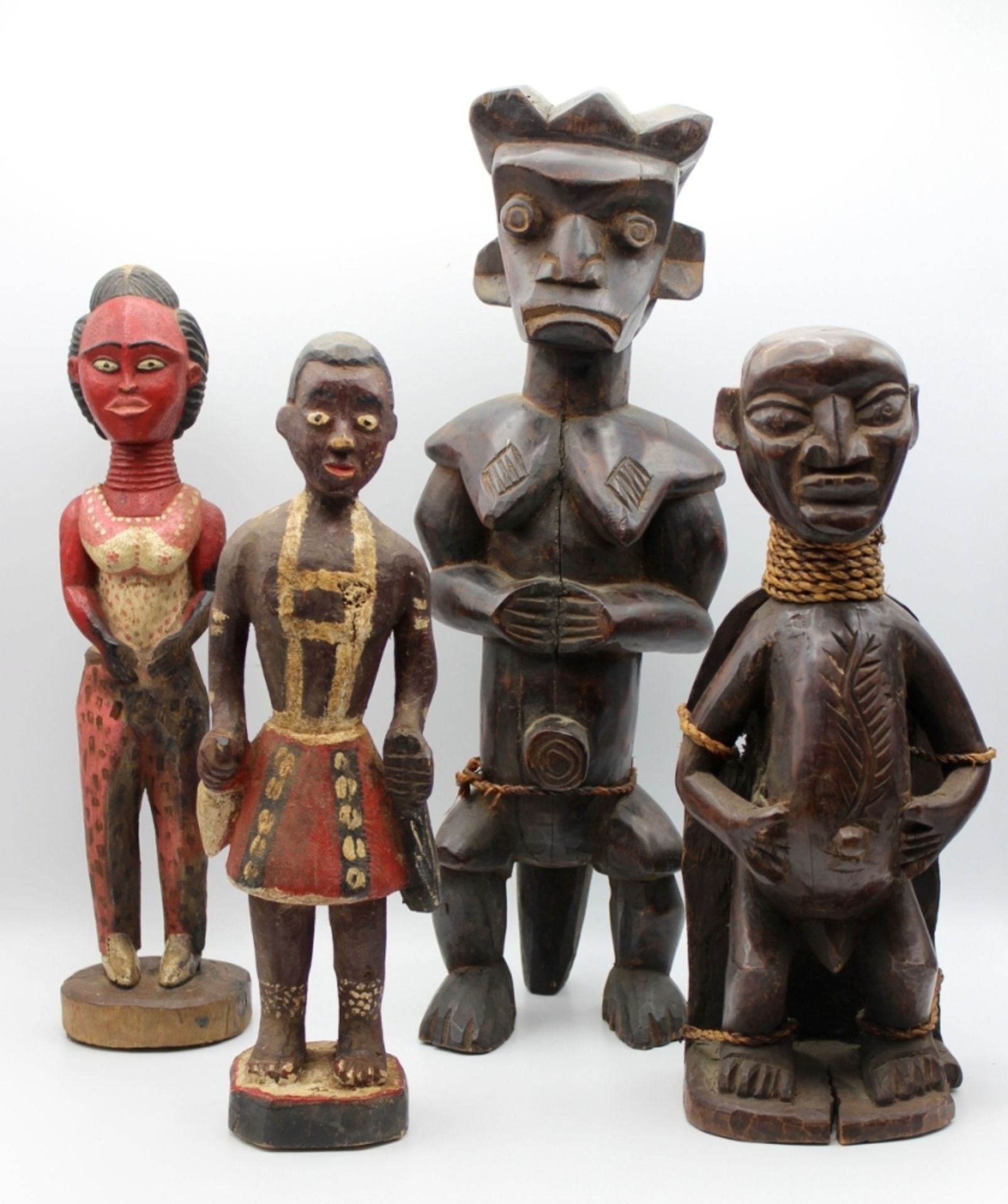 Lot Afrikafiguren versch. Regionen, Holz, teilweise bunt bemalt, versch. Größen- - -25.00 % buyer'