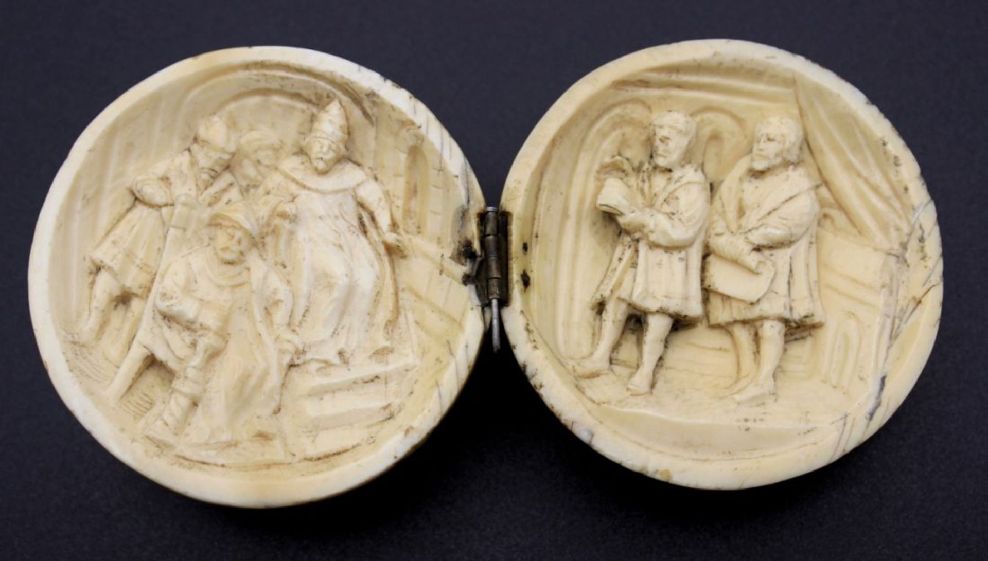 Objet d'art Beinkugel mit Klapprelief, innen beschnitzt mit mittelalterlicher Szene, zwei Halbkugeln