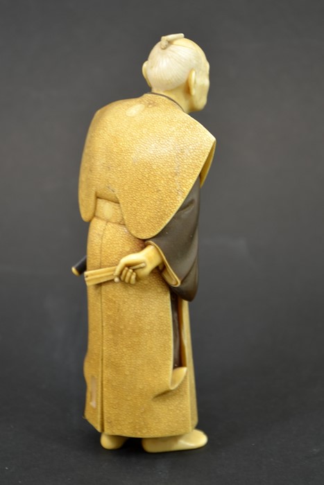 λ A 19th century Japanese ivory okimono of an old Samurai warrior - Image 5 of 6