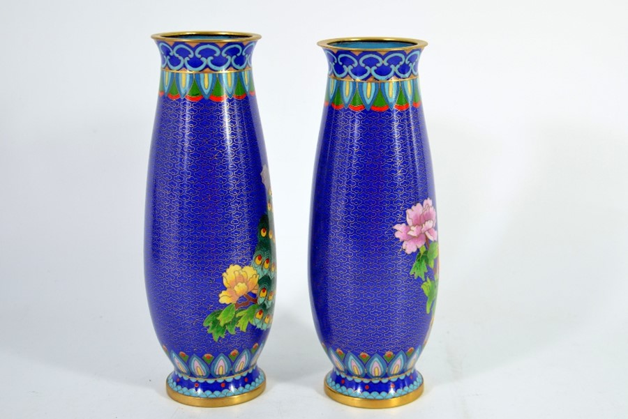 A pair of Chinese cloisonne vases - Image 3 of 5