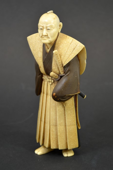 λ A 19th century Japanese ivory okimono of an old Samurai warrior - Image 2 of 6