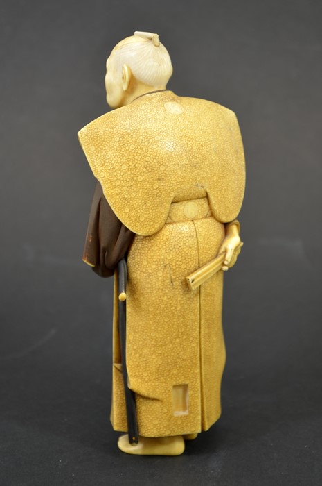 λ A 19th century Japanese ivory okimono of an old Samurai warrior - Image 4 of 6