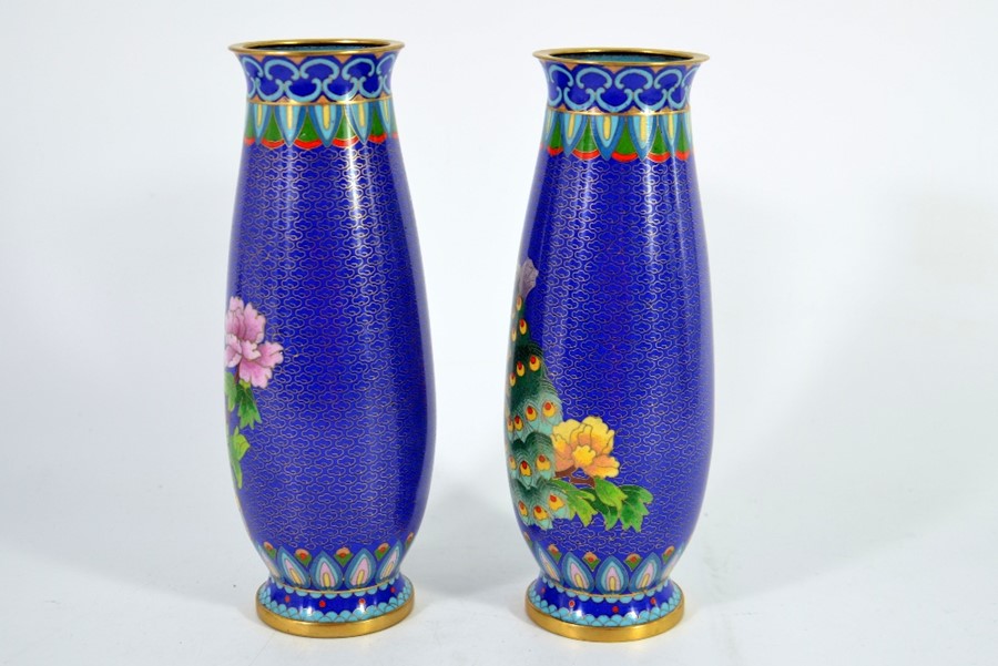 A pair of Chinese cloisonne vases - Image 2 of 5