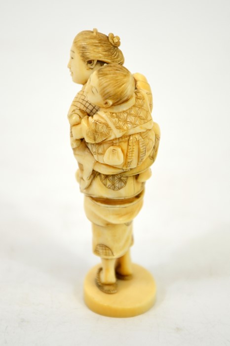 λ A 19th century Japanese ivory okimono - Image 3 of 6