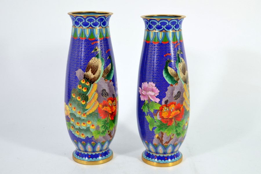 A pair of Chinese cloisonne vases - Image 4 of 5