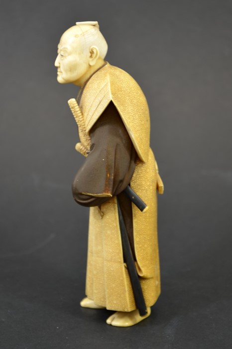 λ A 19th century Japanese ivory okimono of an old Samurai warrior - Image 3 of 6