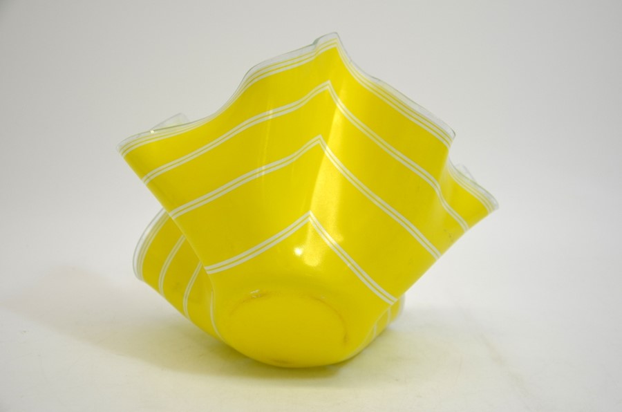 A Medina glass bowl and Chase glass handkerchief vase - Image 5 of 9