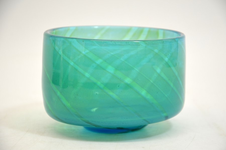 A Medina glass bowl and Chase glass handkerchief vase - Image 6 of 9