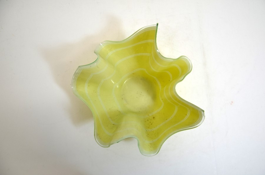 A Medina glass bowl and Chase glass handkerchief vase - Image 4 of 9