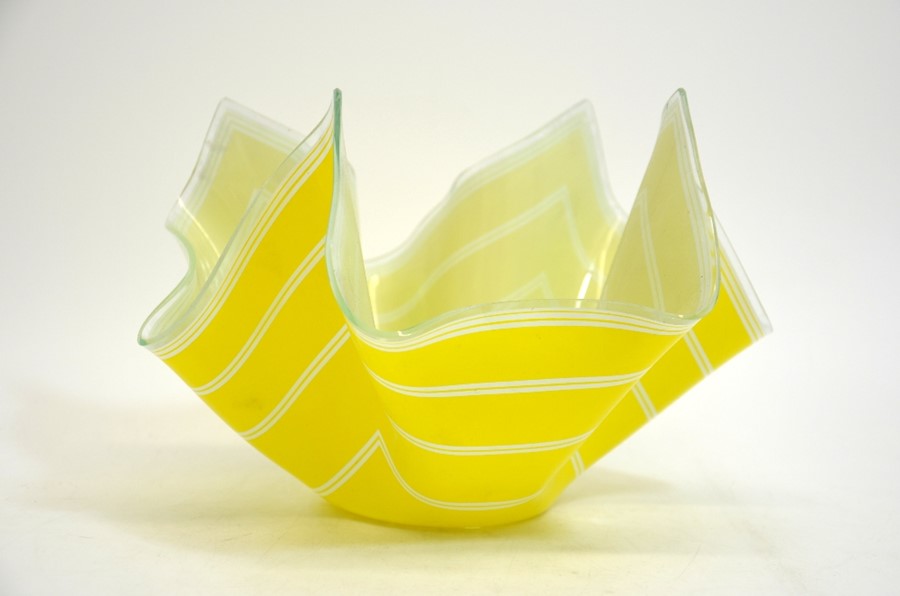 A Medina glass bowl and Chase glass handkerchief vase - Image 3 of 9