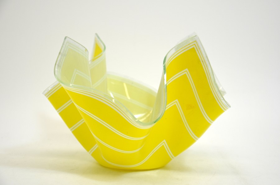 A Medina glass bowl and Chase glass handkerchief vase - Image 2 of 9