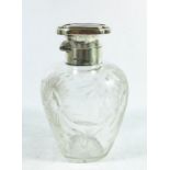 A George V silver, tortoiseshell and glass scent bottle, William Comyns