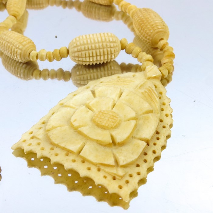 A 19th century carved bone necklace - Image 3 of 3