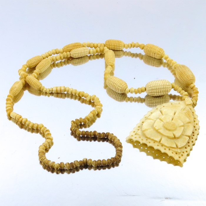 A 19th century carved bone necklace - Image 2 of 3