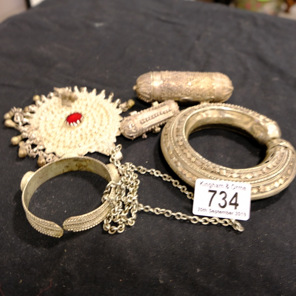 Assorted white metal jewellery