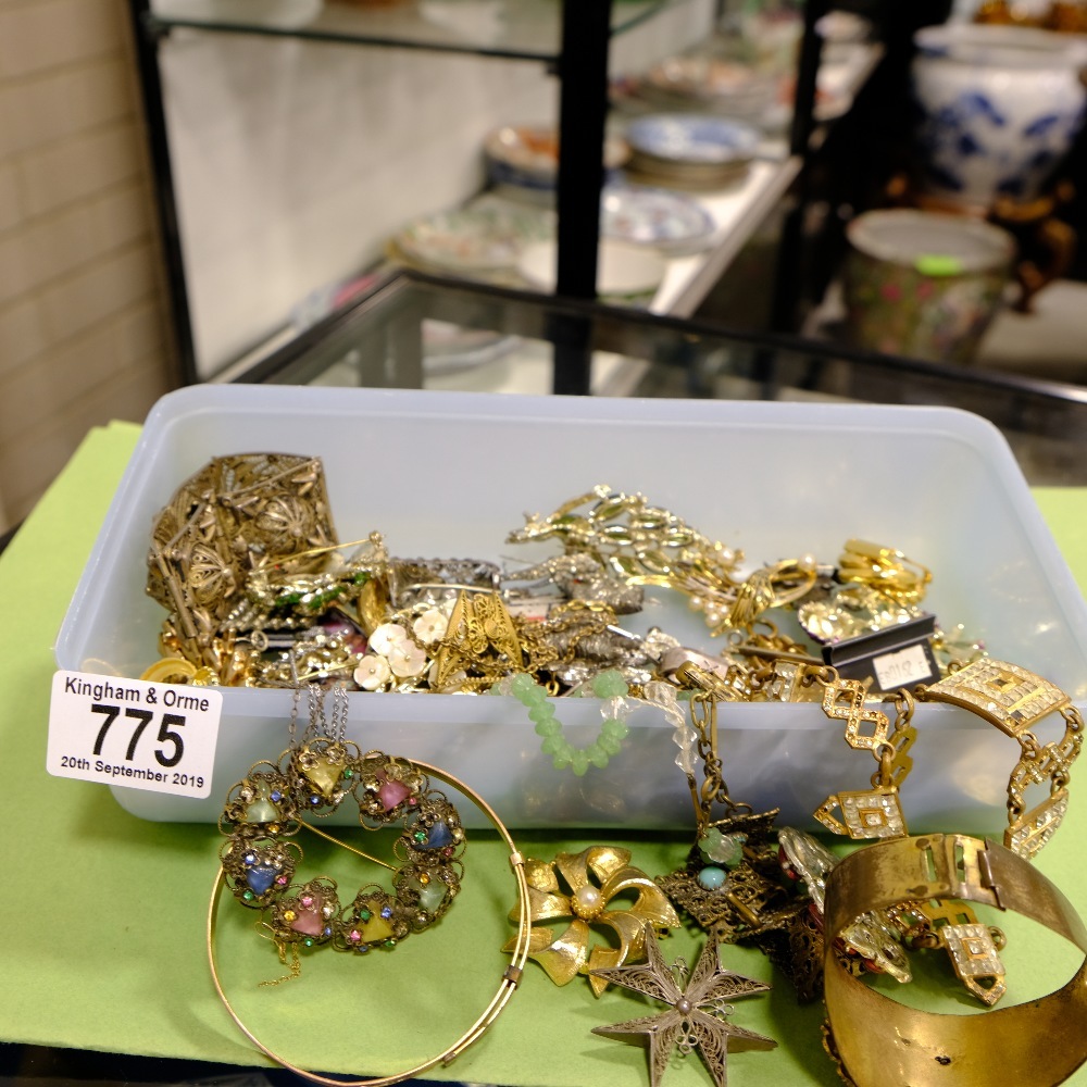 Assorted costume jewellery