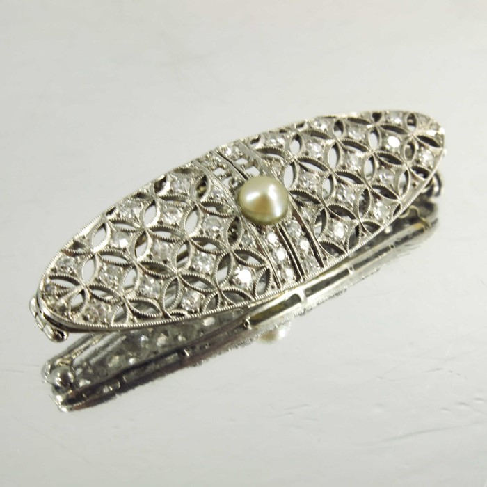 A platinum and diamond brooch - Image 3 of 4
