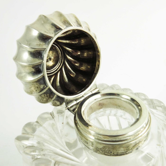 A Victorian silver and glass inkwell - Image 4 of 5