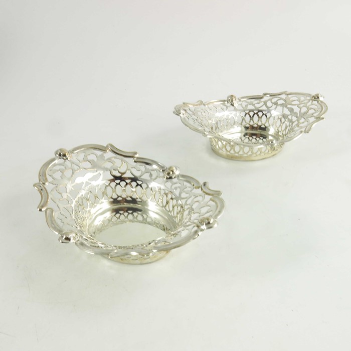 A pair of George V silver bon bon dishes in case - Image 3 of 4