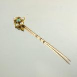 An 18ct yellow gold pin