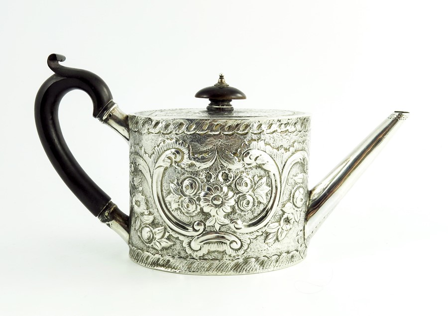 A George III oval silver teapot - Image 2 of 8