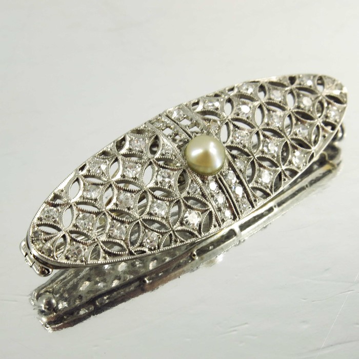 A platinum and diamond brooch - Image 2 of 4