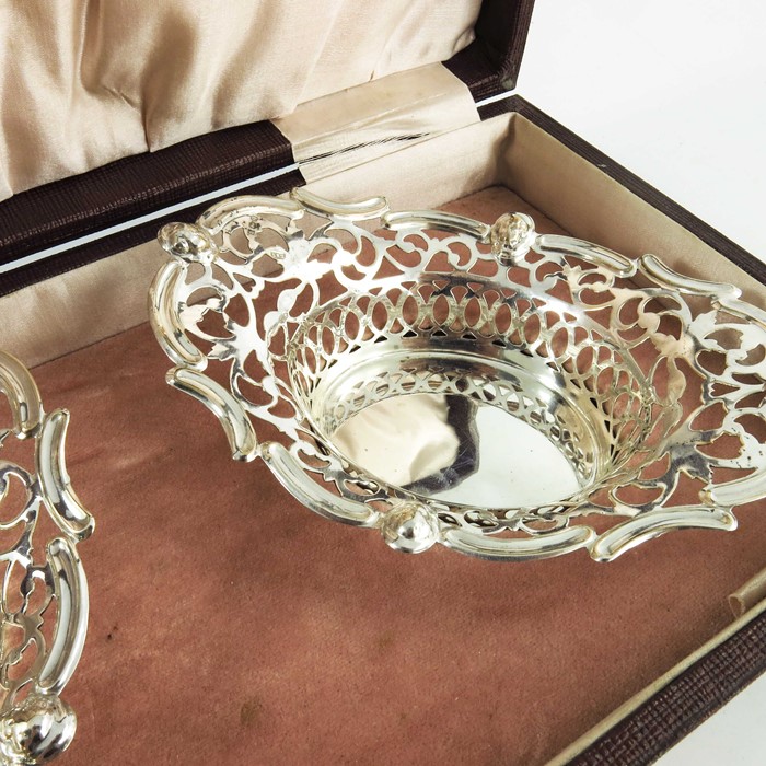 A pair of George V silver bon bon dishes in case - Image 2 of 4