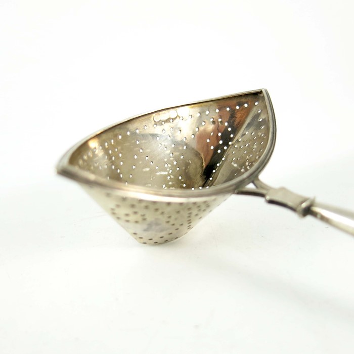 A Dutch silver tea strainer - Image 2 of 3