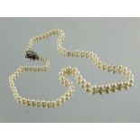 A single stand necklace of graduated pearls