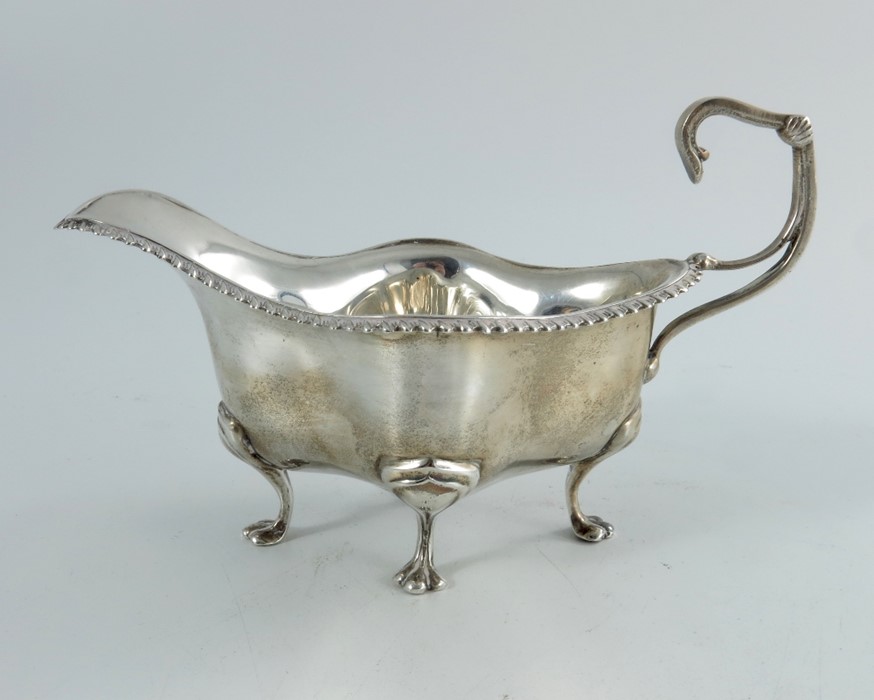 An Edwardian silver sauce boat, Deakin and Francis - Image 2 of 5