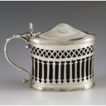 Goldsmiths and Silversmiths Company, London 1895, a Victorian silver mustard pot, straight sided ova