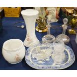 A group of assorted ceramic and glass including a