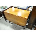 An Edwardian mahogany drop leaf dining table