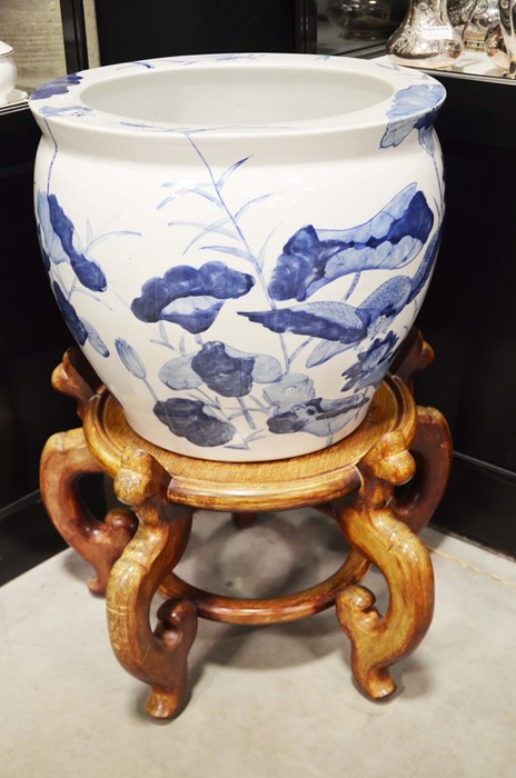 A blue and white Oriental style jardiniere decorat